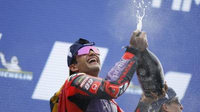 “orge Martín celebra su triunfo en el Gran Premio de Francia, consolidándose como líder indiscutible en la temporada de MotoGP.