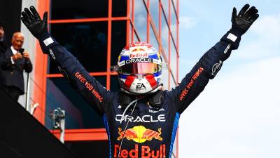 Max Verstappen celebrando su victoria número 59 en Fórmula 1 tras resistir la presión de Lando Norris.
