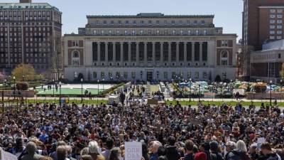 Profesores de la Universidad de Columbia protestan por las recientes acciones de la universidad ante el campamento de estudiantes pro palestinos en las escaleras de la Biblioteca Low Memorial en Nueva York.