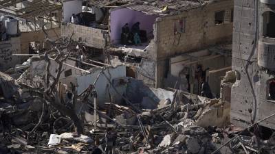 ARCHIVO - Palestinos observan la destrucción después de un ataque israelí en edificios residenciales y una mezquita en Rafah, en la Franja de Gaza, el 22 de febrero de 2024. (AP Foto/Fatima Shbair, archivo)