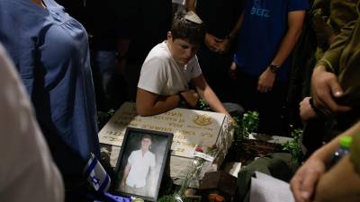 Familiares de militares israelíes muertos en la Franja de Gaza visitan el cementerio del Monte Herzl en Jerusalén.