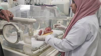 Una niña palestina, Sabreen Jouda, que nació prematuramente después de que su madre muriera en un ataque israelí junto con su marido y su hija, en una incubadora en el hospital emiratí de Rafah.