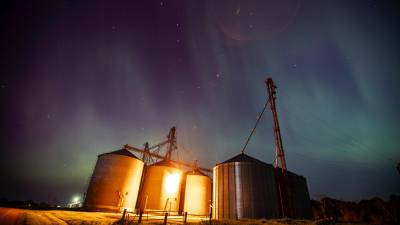 La aurora boreal, también conocida como aurora boreal, es visible sobre Homestead, Iowa