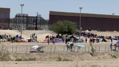 Decenas de migrantes, en su mayoría venezolanos, montaron un campamento ahora frente al muro fronterizo que divide El Paso, Texas, y Ciudad Juárez.