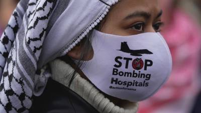 Una activista participa en una manifestación en un día de ira y dolor colectivo por las mujeres de Palestina durante el Día Internacional de la Mujer en Londres.