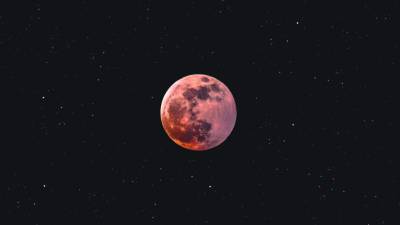 El punto culminante de la Luna Rosa llegará a la medianoche, momento en el que se podrá apreciar en toda su magnitud.