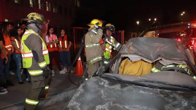 Bomberos realizaron una demostración de las labores de rescate en un accidente durante el evento de concientización vial.