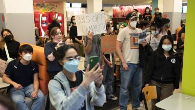 Manifestantes propalestinos se apoderan de un comedor de la Universidad Emory, en Atlanta, el viernes 26 de abril de 2024.
