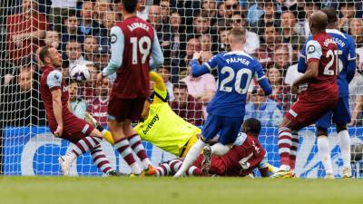 El Chelsea celebra una victoria crucial sobre el West Ham en su búsqueda por asegurar un puesto europeo al final de la temporada.