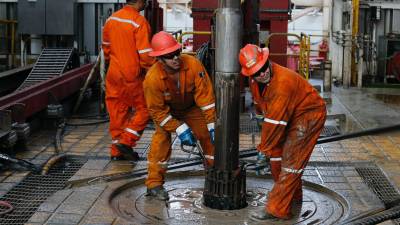 Trabajadores de la petrolera Pemex colocan el taladro en la perforadora de la plataforma de aguas profundas de Centenario en el Golfo de México cerca de la costa de Veracruz, México.