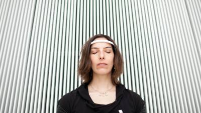 Natasha Schull, antropóloga cultural y profesora asociada en el MIT, demuestra “Muse: la diadema con detección cerebral” en Cambridge, Massachusetts.