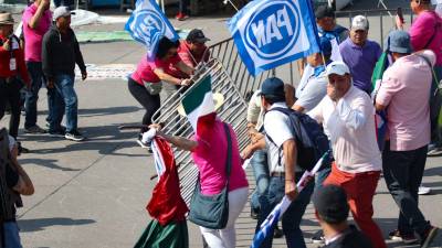 Durante la jornada se cruzaron los simpatizantes de la “Marea Rosa” y manifestantes de la CNTE | Foto: Cuartoscuro
