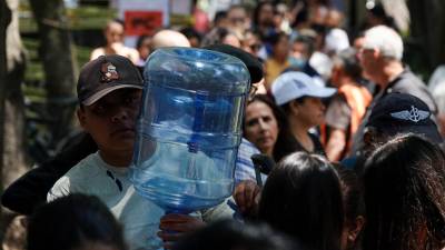 Afectados por la contaminación en su servicio de agua, vecinos de la alcaldía Benito Juárez de la Ciudad de México continúan juntando firmas para realizar una denuncia.