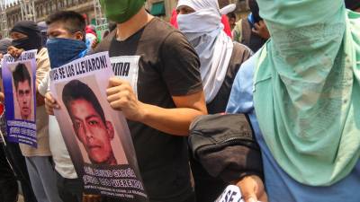 Estudiantes de la Normal de Ayotzinapa, se manifestaron lanzando petardos y cohetones a la fachada del Palacio Nacional, tras liberación de ocho militares involucrados en desaparación de los 43 normalistas.