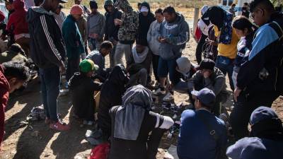 Autoridades rescataron a 147 migrantes de diferentes nacionalidades secuestrados en Ciudad Juárez, Chihuahua.