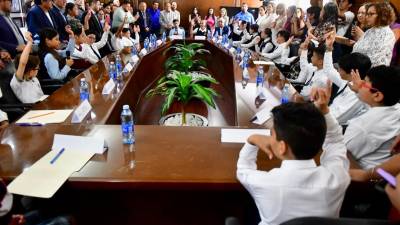 Los niños, representantes de diversas escuelas, presentaron sus propuestas para mejorar la comunidad durante la sesión del Cabildo Infantil.