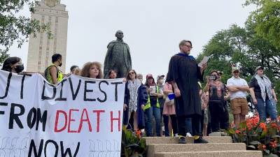 Estudiantes y profesores de la Universidad de Texas participan en una manifestación para pedir que la institución deje de invertir en compañías que venden armas y equipo militar a Israel, en Austin.
