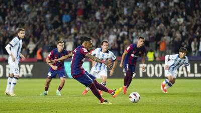 El delantero brasileño del FC Barcelona Raphinha consigue de penalti el segundo gol del equipo blaugrana, durante el encuentro correspondiente a la jornada 35.
