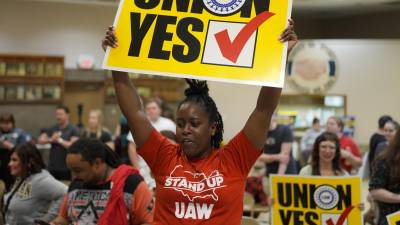 Kiara Hughes, empleada de la planta de automóviles Volkswagen, celebra después de que los empleados votaran para unirse al sindicato UAW en Chattanooga, Tennessee.
