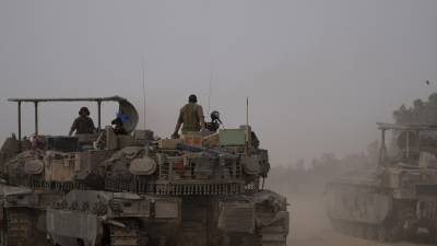 Mientras se espera por una respuesta favorable a la propuesta de tregua, soldados isralíes continúan vigilando la frontera con la Franja de Gaza.