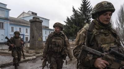 Soldados ucranianos realizan recorridos por las calles de Chasiv Yar, una ciudad ubicada a unos 10 kilómetros de Bajmut, tomada ya por los rusos.