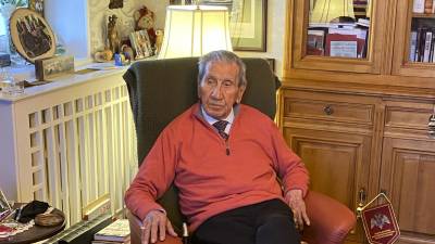 El veterano de la Segunda Guerra Mundial, Charles Shay, aparece en su casa en Bretteville-l’Orgueilleuse, Normandía.