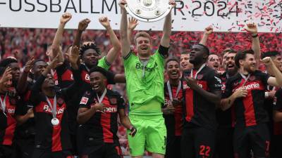 Jugadores del Bayer Leverkusen festejan tras asegurar el título de la Bundesliga sin haber sufrido derrotas durante toda la temporada.