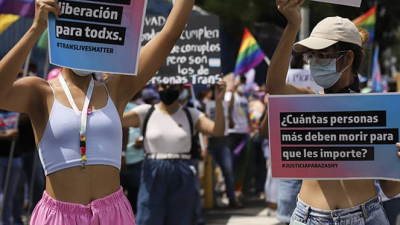 La medida motivó la protesta de organizaciones como el Colectivo Marcha del Orgullo, que calificó como discriminatoria y estigmatizante la medida