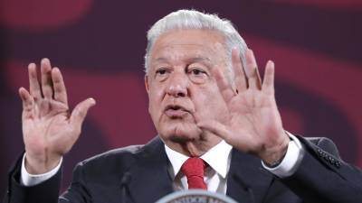 López Obrador dijo esta mañana que los apagones se deben a que hay un retraso en algunas plantas de generación de energía eléctrica de ciclo combinado.