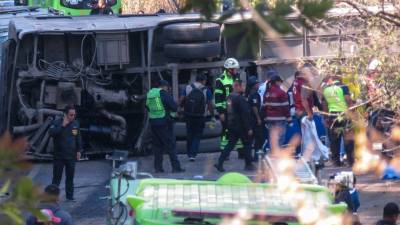 Accidente de camión de peregrinos procedente de San Luis de La Paz, Guanajuato, en la carretera Capulín-Chalma, resultando 18 personas muertas y 33 más lesionadas, cuerpos de emergencia acudieron al lugar.