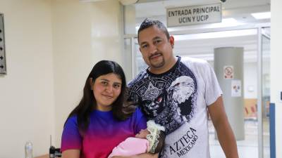 Los padres de familia, originarios de Saltillo, Coahuila, recibieron el alta de su hija Beila, este jueves/FOTO: CORTESÍA