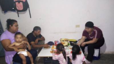 La familia de Yazmín, luchadora contra la leucemia, improvisa una mesa con bloques y botes en su hogar.