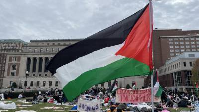 Decenas de estudiantes a favor de Palestina realizan una sentada en el campus de la Universidad de Columbia en el Alto Manhattan en Nueva York.