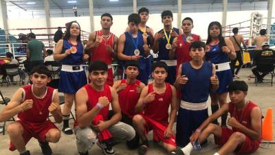 Los boxeadores de Coahuila muestran orgullosos las medallas obtenidas en el Festival Olímpico de Boxeo en Oaxtepec, Morelos.