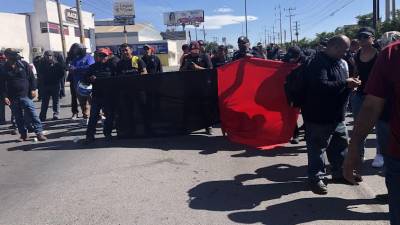 Los empleados de Tupy se manifestaron tanto dentro como fuera de la empresa, en el exterior bloquearon el bulevar Isidro López Zertuche.