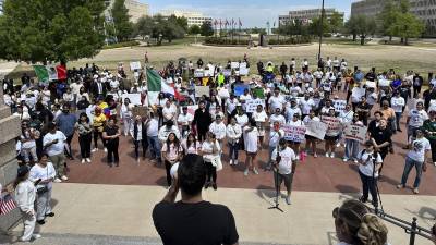 Personas protestan en el exterior del Capitolio de Oklahoma para protestar contra la nueva ley aprobada por el gobernador Kevin Stitt.
