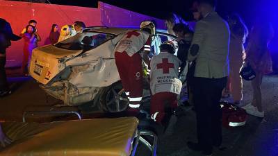 Paramédicos de la Cruz Roja trasladaron a Joselín a la Clínica Dos del IMSS en un intento por salvar su vida.