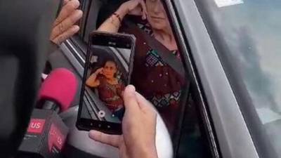 La presencia de un micrófono de Latinus en el grupo que detuvieron la caravana de la candidata presidencial de Morena, en Chiapas, fue suficiente para que el oficialismo ponga en duda la veracidad del ‘incidente’