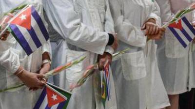 La contratación de médicos cubanos en México ha despertado críticas de la oposición