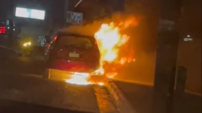 El incendio del vehículo se originó tras el choque múltiple registrado en el municipio de Guadalupe, Nuevo León/FOTO: CORTESÍA