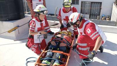 Paramédicos de la Cruz Roja brindaron los primeros auxilios a Hugo tras su caída en la azotea.