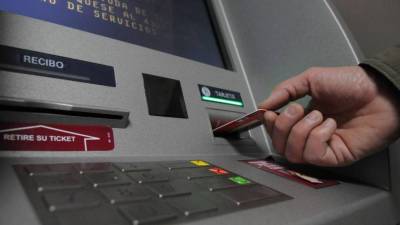 Seis bancos en México implementarán la alianza Multired para que transacciones en cajeros automáticos no cobren comisión por uso.