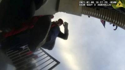 En imágenes tomadas de videos se observa a Whitton agrediendo a policías y lanzando amenazas de muerte.