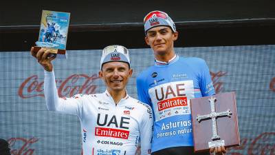 Isaac del Toro, celebra su victoria en la Vuelta a Asturias tras una destacada actuación en la competencia.