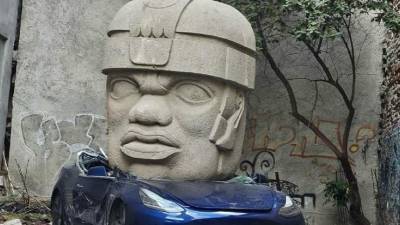 El Tesla aplastado forma parte de la serie Neo-tameme del escultor de Apan, Hidalgo, que explora el pasado prehispánico desde una perspectiva neocolonial occidental.