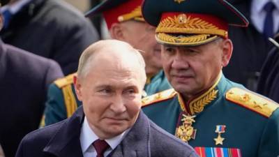 Putin ha propuesto que el primer viceprimer ministro Andrei Belousov, de 65 años, quien anteriormente se destacó como asistente del Ministerio de Desarrollo Económico, asuma el mando del Ministerio de Defensa.