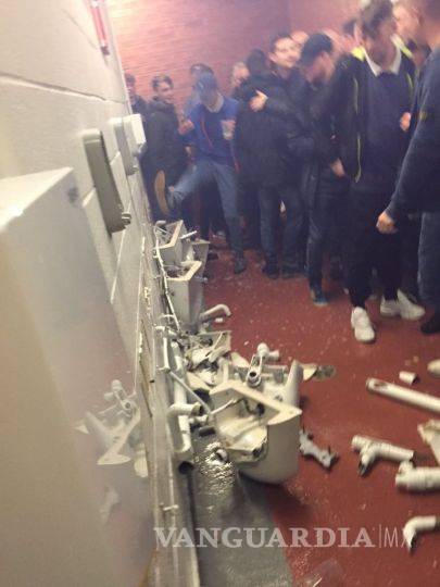 $!Aficionados del Manchester City destrozaron los baños del United