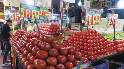 Entre los productos que más encarecieron estuvieron el jitomate y el tomate verde, con alzas de 35.46 y 51.11%, de manera respectiva.