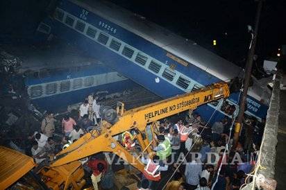 $!Suman 23 muertos en India por descarrilamiento de tren
