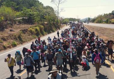 Migrantes caminan en una caravana llamada ‘Viacrucis migrante’ la cual se dirige hacia Ciudad de México, en Tapachula, al sur de México.